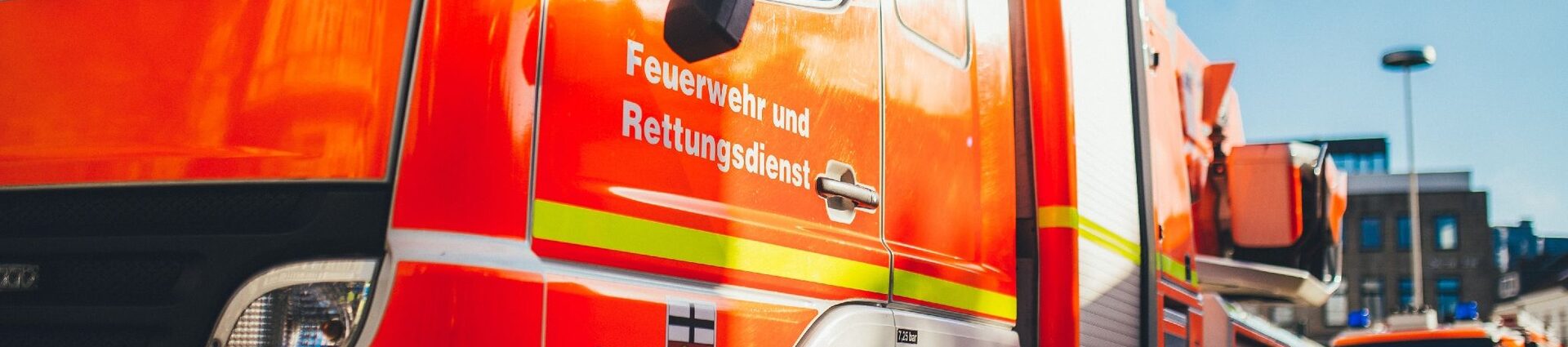 Feuerwehrauto im Einsatz mit Aufschrift "Feuerwehr und Rettungsdienst"