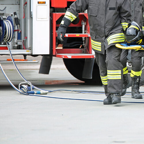 Detailaufnahme von Beinen der Feuerwehrleute in voller Einsatzmontur