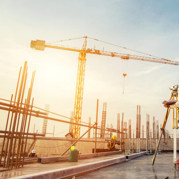 Baustelle mit Baukran im Hintergrund